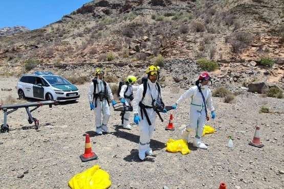 Los bomberos rescatan el cuerpo sin vida de una persona que vivía en una cueva en Mogán (Foto TA)